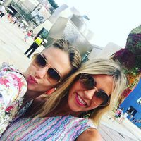 Genoveva Casanova de vacaciones con una amiga en Bilbao