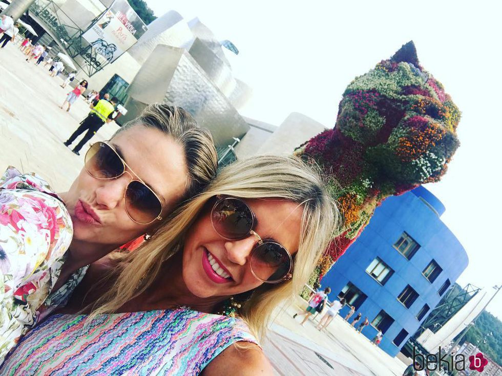 Genoveva Casanova de vacaciones con una amiga en Bilbao