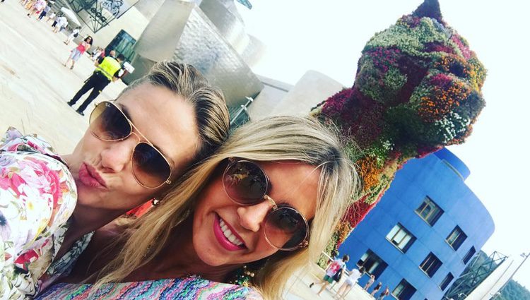 Genoveva Casanova de vacaciones con una amiga en Bilbao