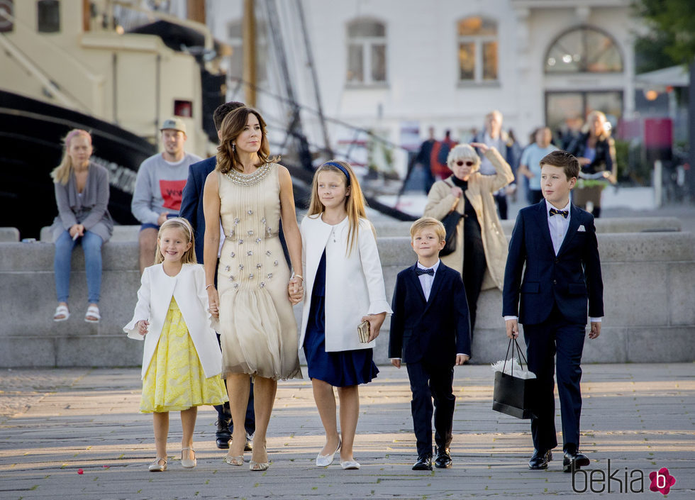 Mary de Dinamarca con sus hijos en el 18 cumpleaños de Nicolás de Dinamarca