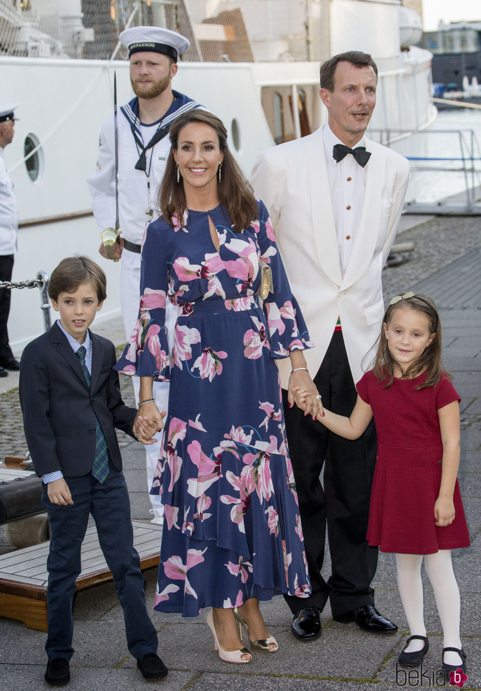 Joaquín y Marie de Dinamarca con sus hijos Enrique y Athena en el 18 cumpleaños de Nicolás de Dinamarca