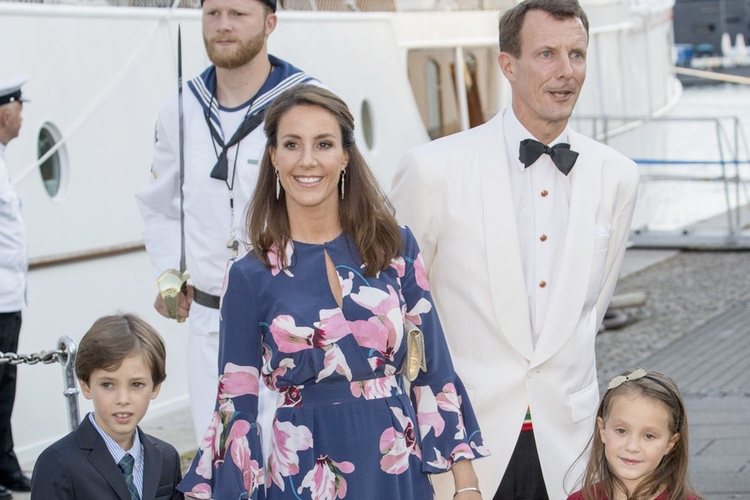 Joaquín y Marie de Dinamarca con sus hijos Enrique y Athena en el 18 cumpleaños de Nicolás de Dinamarca