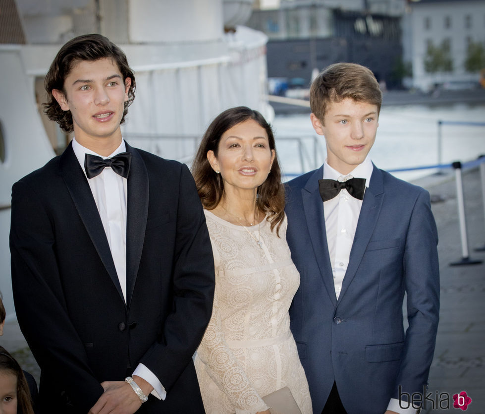 Nicolás de Dinamarca en su 18 cumpleaños con su madre y su hermano Félix