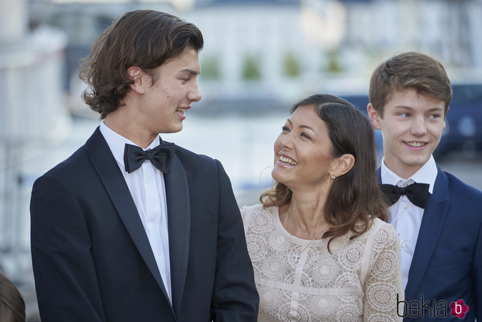 Nicolás de Dinamarca y Alexandra Manley mirándose con cariño en su 18 cumpleaños