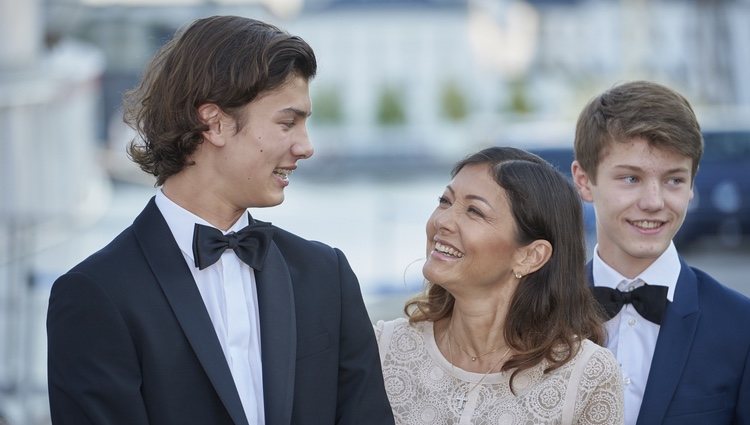 Nicolás de Dinamarca y Alexandra Manley mirándose con cariño en su 18 cumpleaños