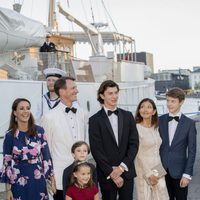 Nicolás de Dinamarca en su 18 cumpleaños con sus padres, Joaquín de Dinamarca y Alexandra Manley, sus hermanos y Marie de Dinamarca