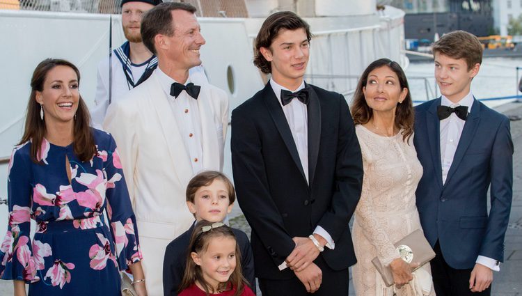 Nicolás de Dinamarca en su 18 cumpleaños con sus padres, Joaquín de Dinamarca y Alexandra Manley, sus hermanos y Marie de Dinamarca