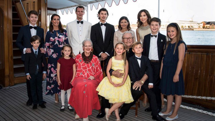 La Familia Real Danesa y Alexandra Manley en el 18 cumpleaños de Nicolás de Dinamarca