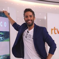 Roberto Leal presentando el programa 'Hotel Romántico'