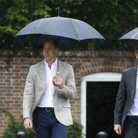 Los Príncipes Guillermo y Harry en el homenaje a Lady Di en Kensington Palace en el 20 aniversario de su muerte