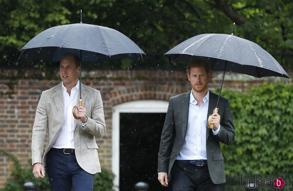 Los Príncipes Guillermo y Harry en el homenaje a Lady Di en Kensington Palace en el 20 aniversario de su muerte