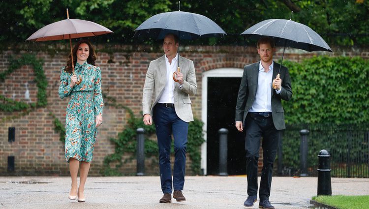 Los Duques de Cambridge y el Príncipe Harry en el homenaje a Lady Di en Kensington Palace en el 20 aniversario de su muerte