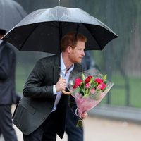 El Príncipe Harry con unas flores en el homenaje a Lady Di en el 20 aniversario de su muerte