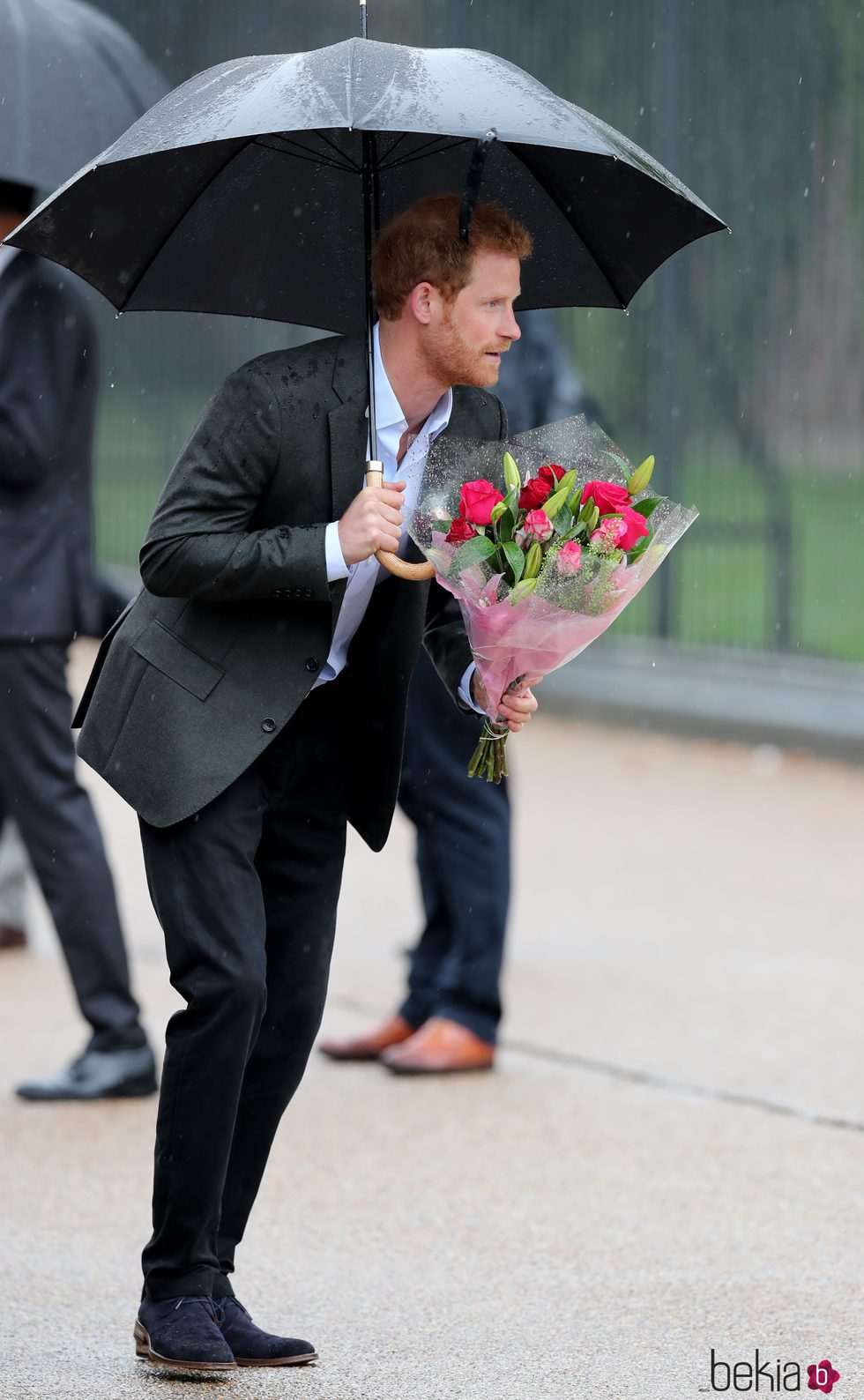 El Príncipe Harry con unas flores en el homenaje a Lady Di en el 20 aniversario de su muerte