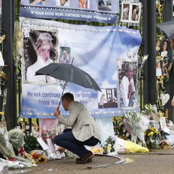 Los Príncipes Guillermo y Harry ante los recuerdos en memoria de Lady Di en el 20 aniversario de su muerte