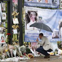 Los Príncipes Guillermo y Harry ante los recuerdos en memoria de Lady Di en el 20 aniversario de su muerte