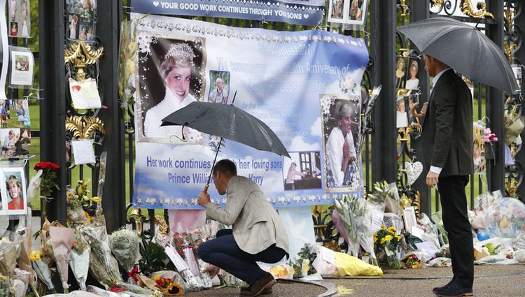 Los Príncipes Guillermo y Harry ante los recuerdos en memoria de Lady Di en el 20 aniversario de su muerte