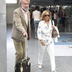 Bigote Arrocet y María Teresa Campos en el aeropuerto de Madrid tras las vacaciones