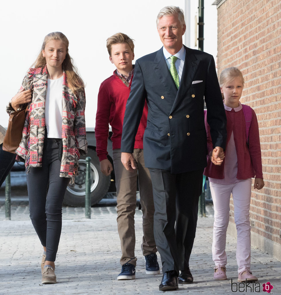 Felipe de Bélgica acompaña a sus hijos Isabel, Gabriel y Leonor en su primer día de cole