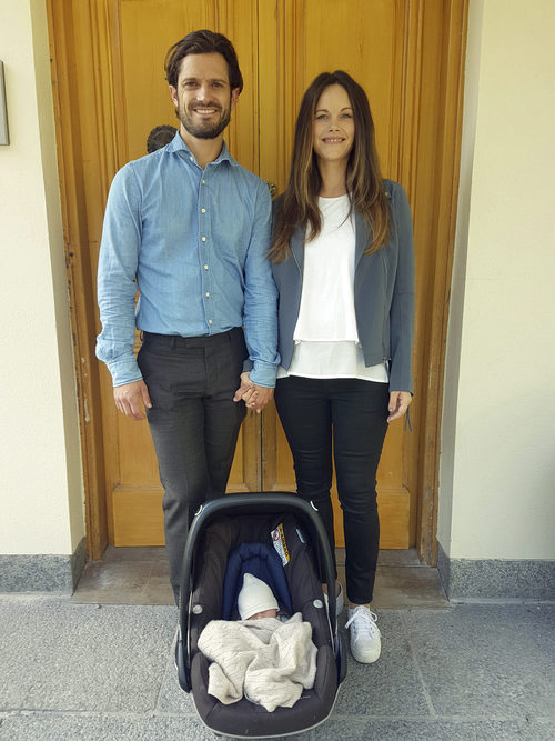 Carlos Felipe de Suecia ySofia Hellqvist presentando a su segundo hijo Gabriel