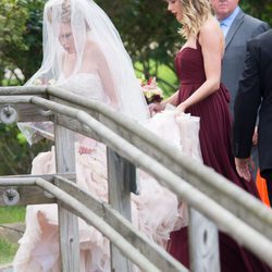 Taylro Swift siendo la dama de honor en la boda de su mejor amiga