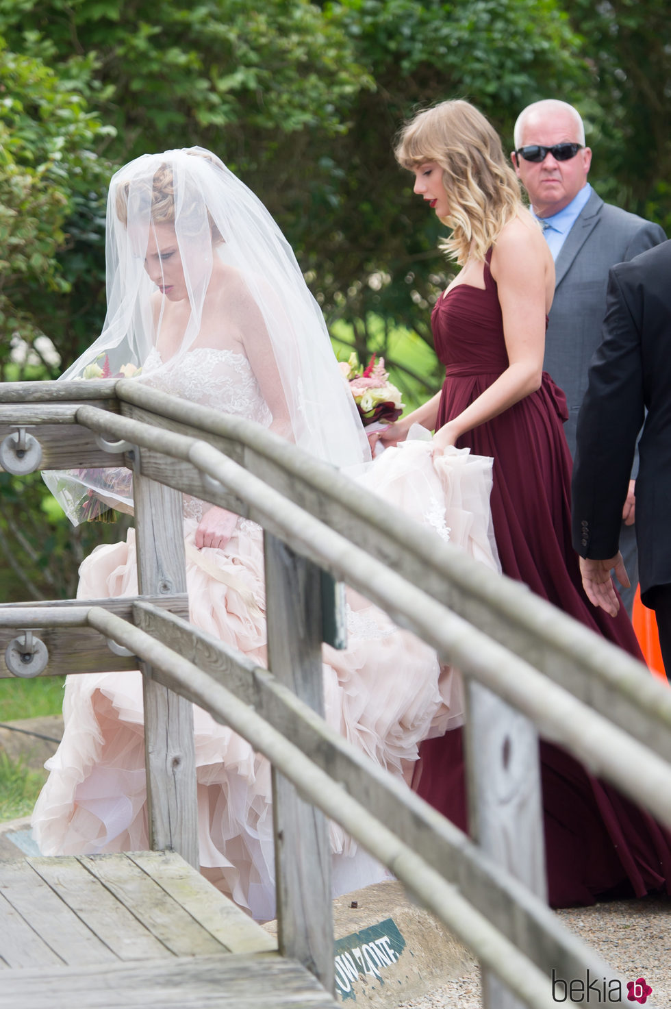 Taylro Swift siendo la dama de honor en la boda de su mejor amiga