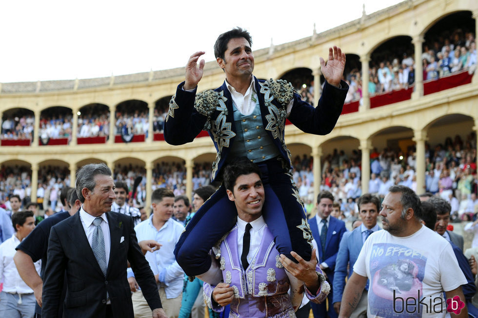 Cayetano Rivera llevando a hombros a su hermano Francisco Rivera