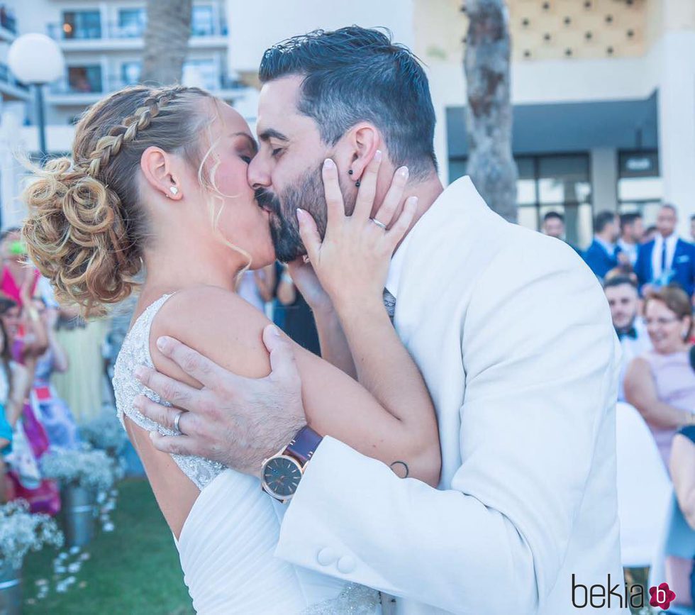 Yoli y Jonathan ('GH15') dándose un beso pasional el día de su boda