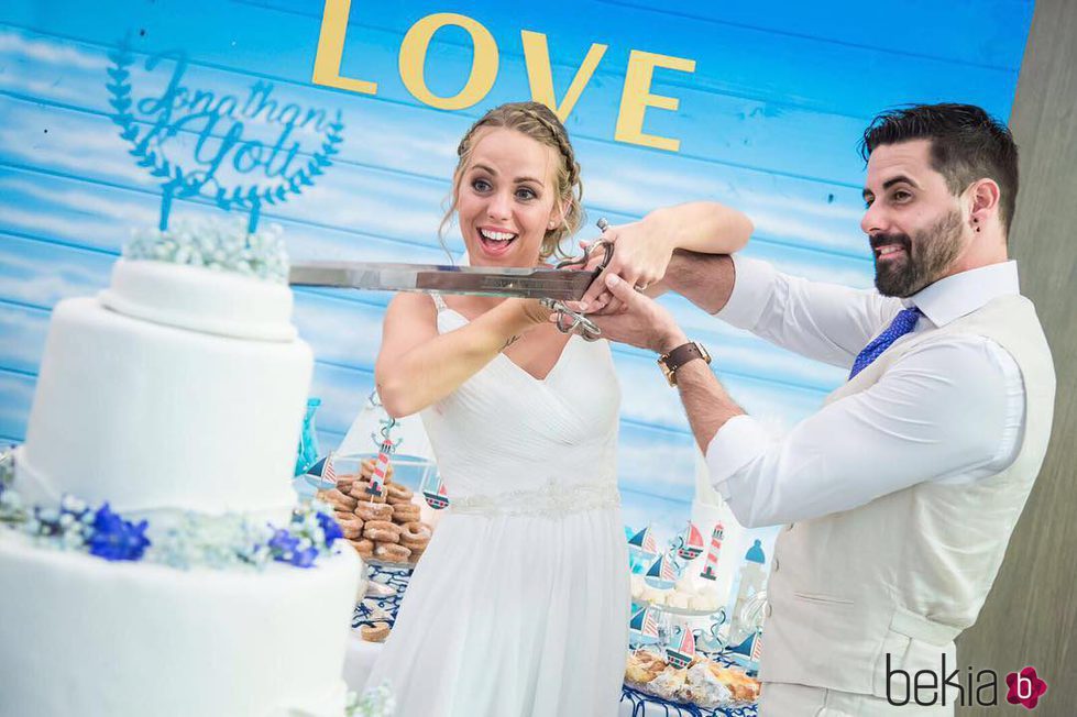 Yoli y Jonathan ('GH15') partiendo el pastel de su boda