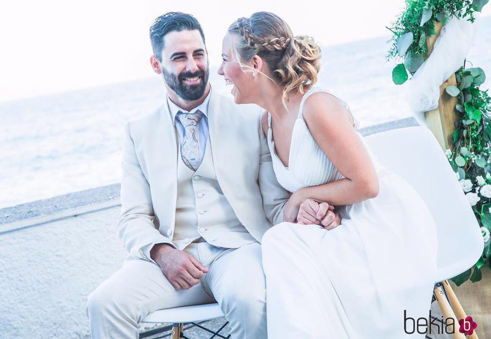 Yoli y Jonathan ('GH15') compartiendo miradas el día de su boda