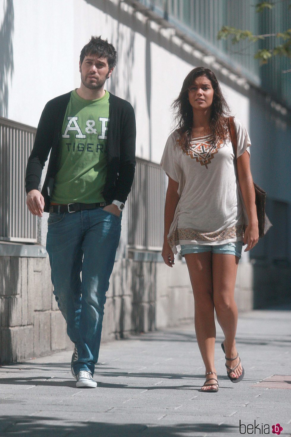 Lara Álvarez y Dani Martínez dando un paseo en 2011