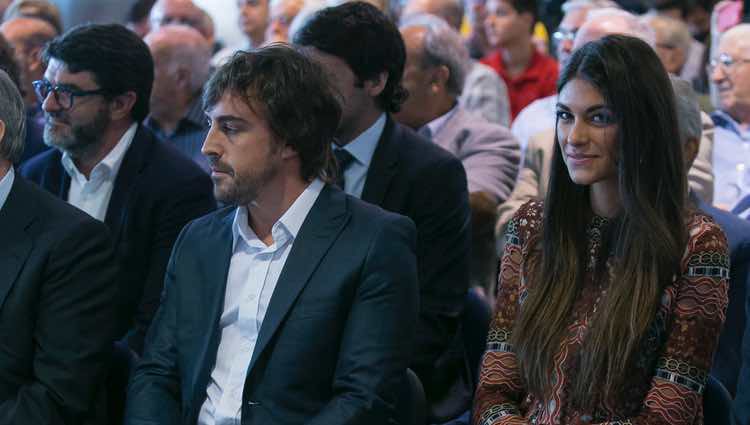 Fernando Alonso con Linda Morselli en el acto en el que ha sido nombrado socio de honor del Real Madrid