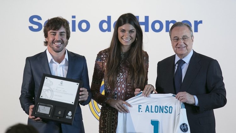 Fernando Alonso con Linda Morselli y Florentino Pérez en el acto en el que ha sido nombrado socio de honor del Real Madrid