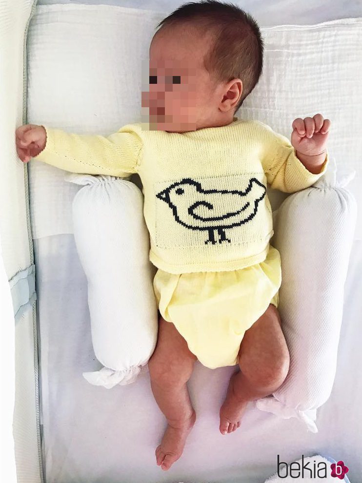 El pequeño Mario Suárez Costa vestido de amarillo