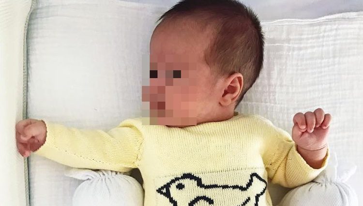 El pequeño Mario Suárez Costa vestido de amarillo