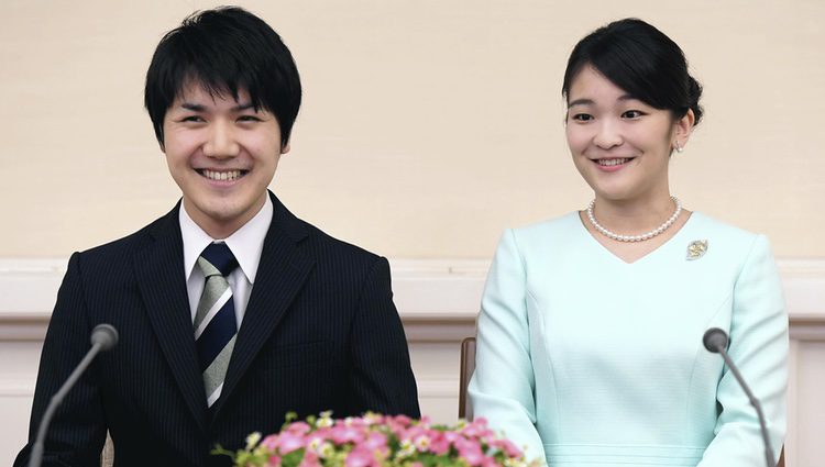 Mako de Japón y Kei Komuro en el anuncio de su compromiso