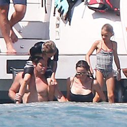 Angelina Jolie y Brad Pitt con sus hijos Maddox ,Vivienne y Zahara en Phuket