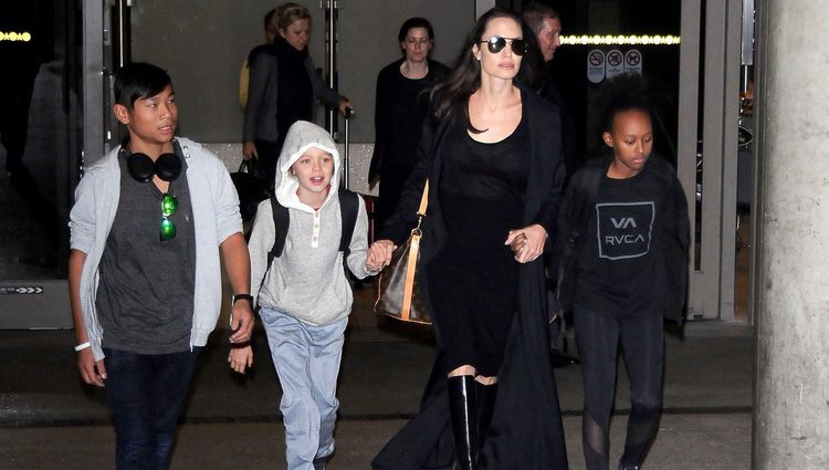 Angelina Jolie con sus hijos Maddox, Zahara y Vivienne Marcheline Jolie-Pitt