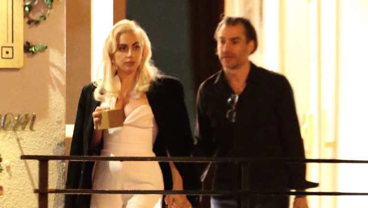 Lady Gaga y Christian Carino cogidos de la mano por West Hollywood