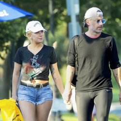 Lady Gaga y Christian Carino cogidos de la mano dando un paseo por Nueva York