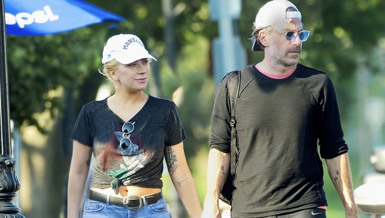 Lady Gaga y Christian Carino cogidos de la mano dando un paseo por Nueva York