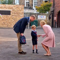 El Príncipe Jorge saluda a la directora de la escuela infantil en su primer día de colegio en Thomas's Battersea