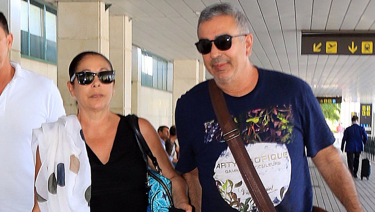 Isabel Pantoja llegando a Jerez junto a su hermano Agustín Pantoja