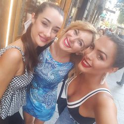 Adara Molinero, Ania Iglesias y Amor Romeira juntas y sonrientes