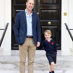 El Príncipe Jorge muy feliz en su primer día de colegio junto al Príncipe Guillermo