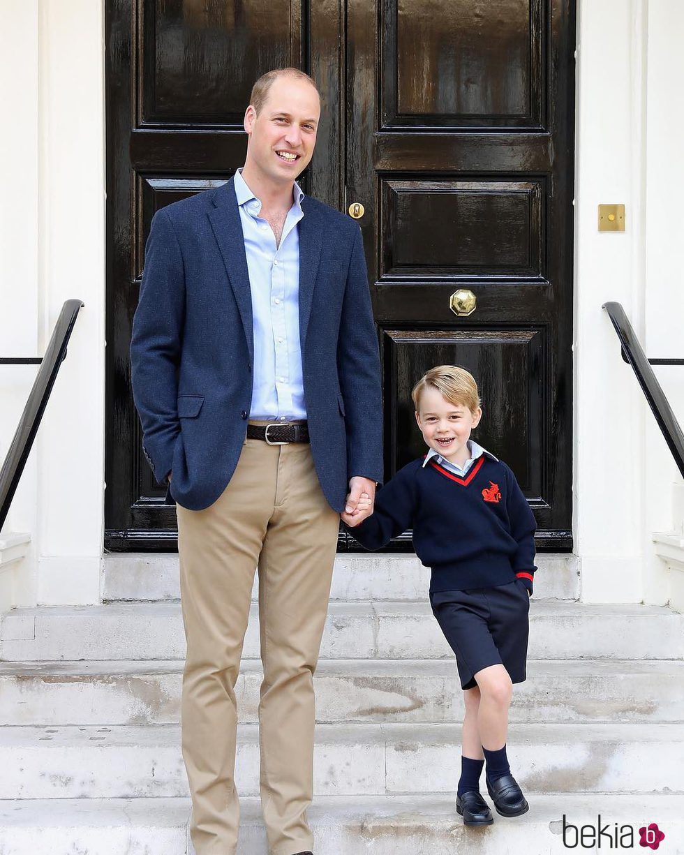 El Príncipe Jorge muy feliz en su primer día de colegio junto al Príncipe Guillermo