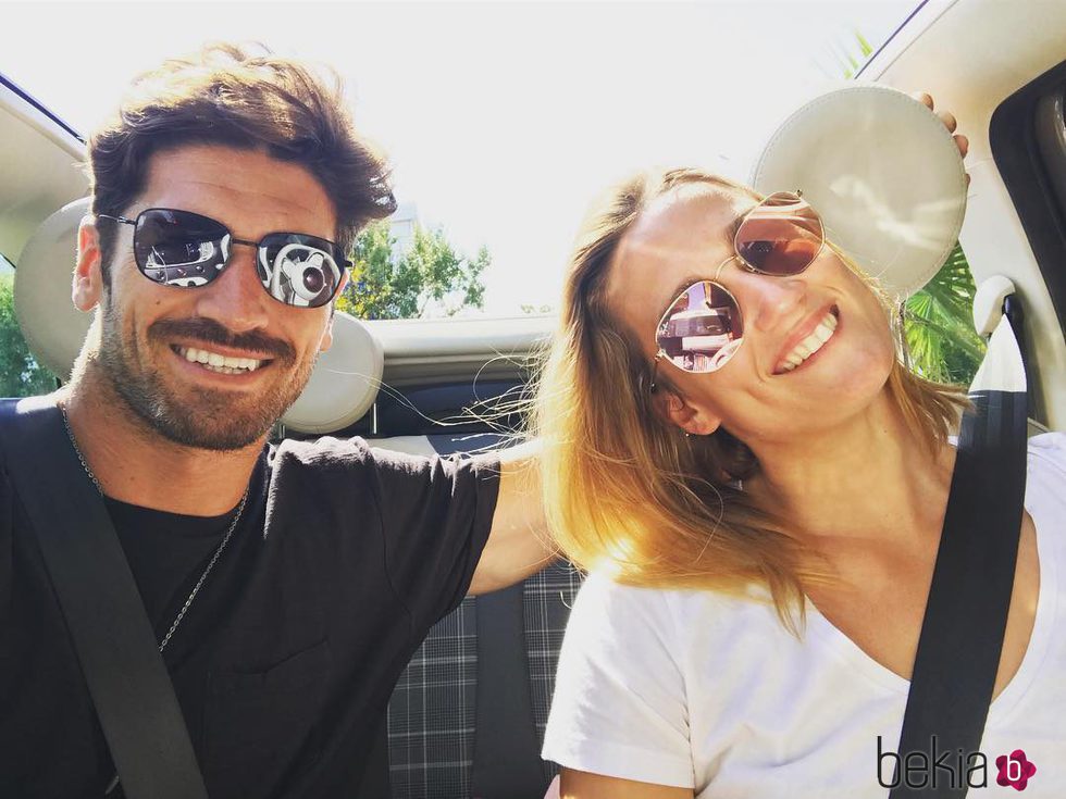 Mireia Belmonte y Javier Hernanz celebrando sus tres años de amor