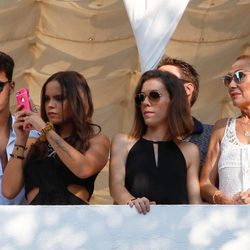 Gloria Camila y Kiko Jiménez junto a Rosa Benito en la procesión de la Virgen de Regla 2017