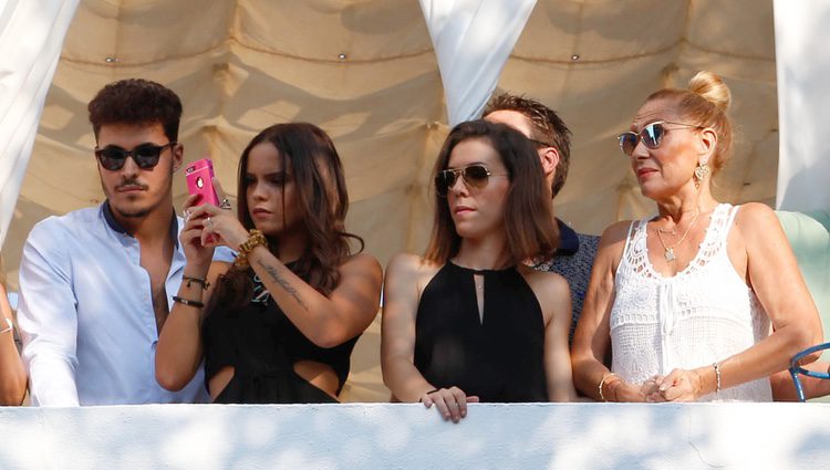 Gloria Camila y Kiko Jiménez junto a Rosa Benito en la procesión de la Virgen de Regla 2017