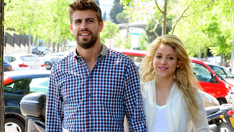 Piqué y Shakira en un acaramelado paseo por la calle